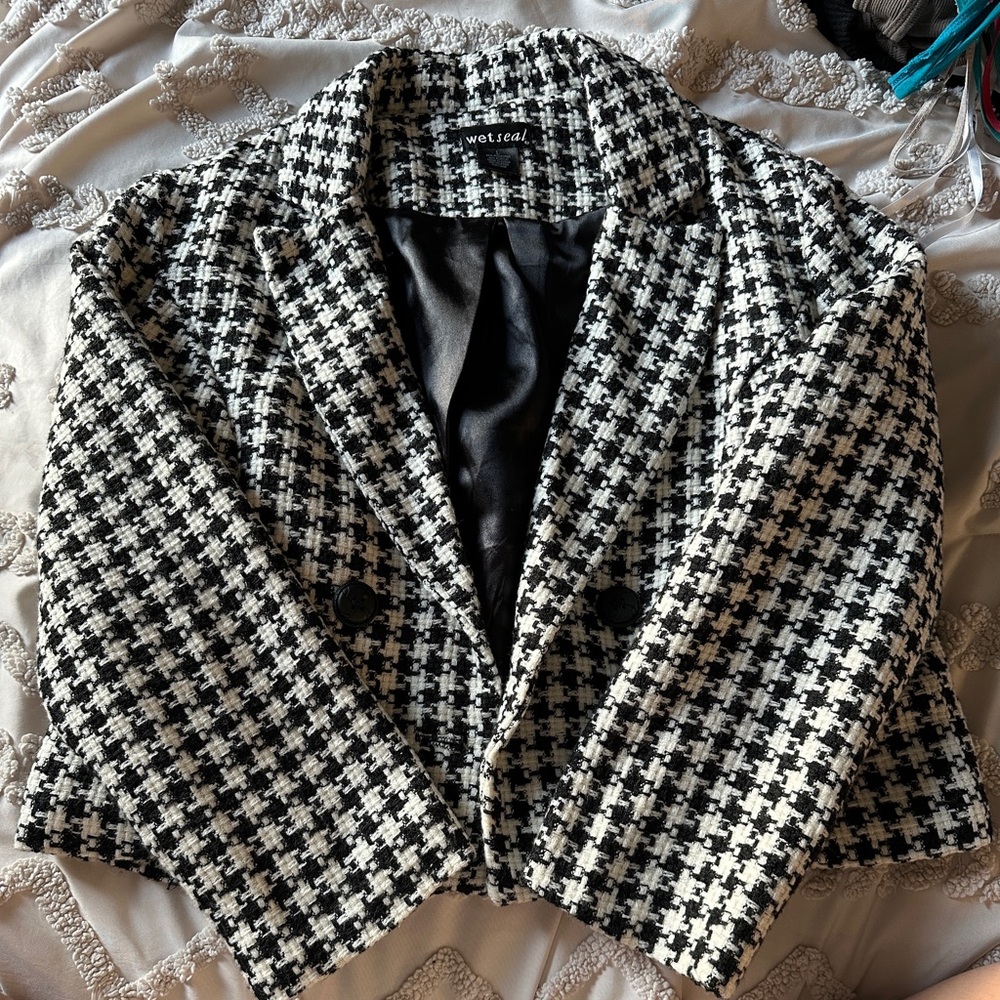 Wetseal Women's Black and White Houndstooth Cropped Jacket